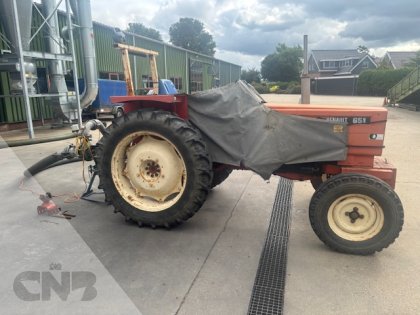 Tractor-Renault met beregeningspomp